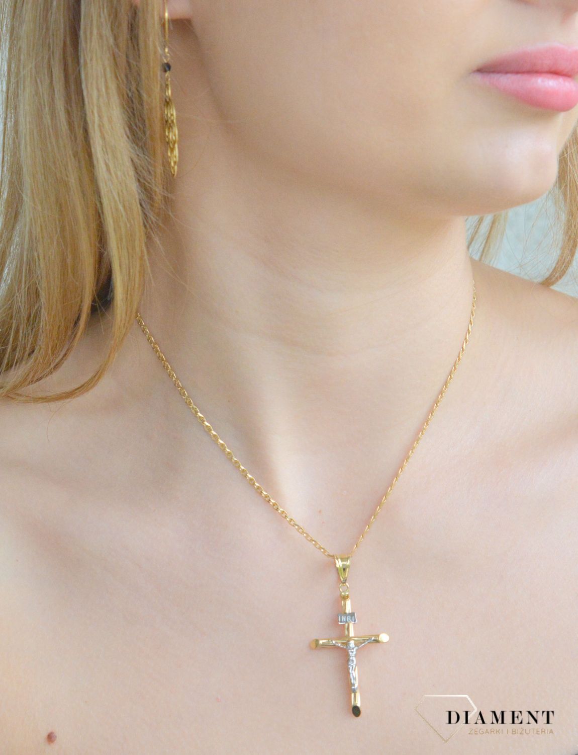 Złota zawieszka Krzyż z pasyjką 585 krzyżyk z wizerunkiem Jezusa ZA 7470.jpg